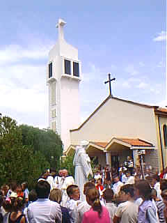13. lipnja 2000 ispred kipa sv. Ante u crkvenom dvoritu 