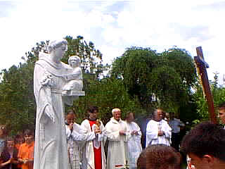 13. lipnja 2000, ispred kipa sv Ante u crkvenom dvoritu